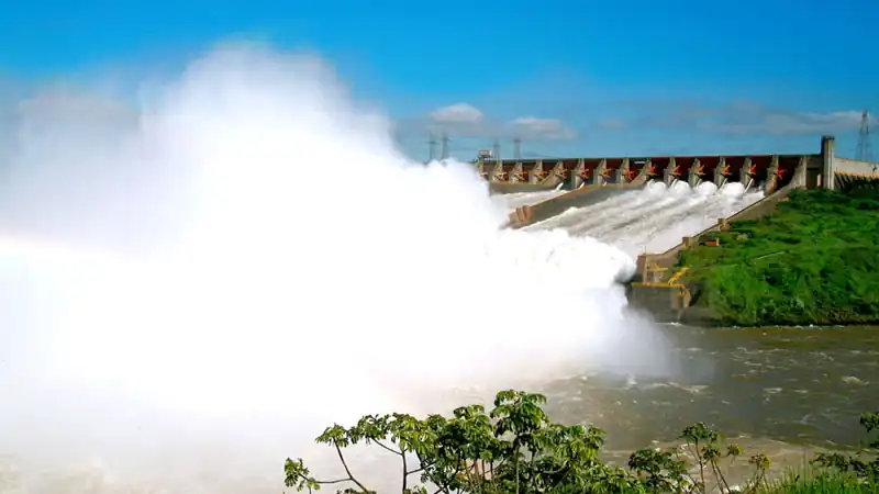 Cataratas Brasileiras e reservatório de Itaipu 
