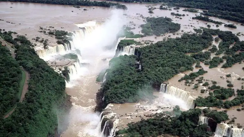 Cataratas Brasileiras e reservatório de Itaipu 