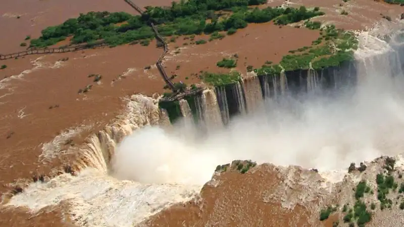 Cataratas Brasileiras e reservatório de Itaipu 