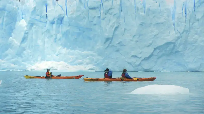 Caiaque em frente ao Glaciar Perito Moreno