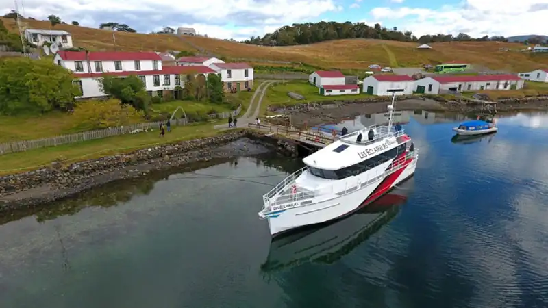 Caminhada com pingüins com navegação pelo Canal Beagle