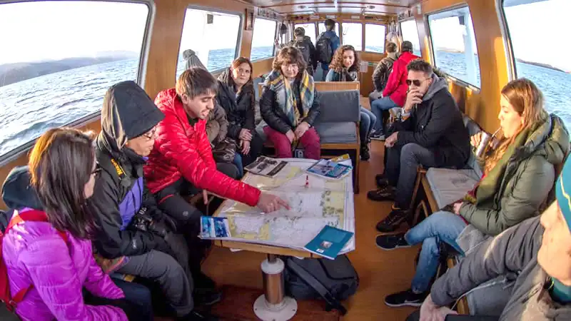 Caminhada com pingüins com navegação pelo Canal Beagle