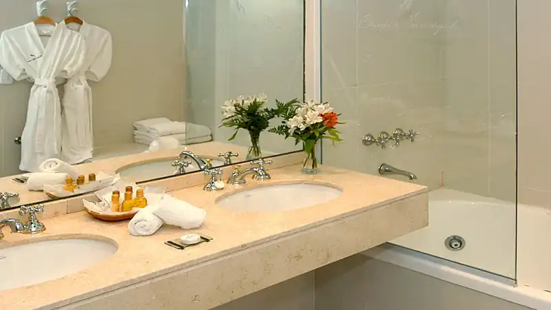 4* | Cacique Inacayal 